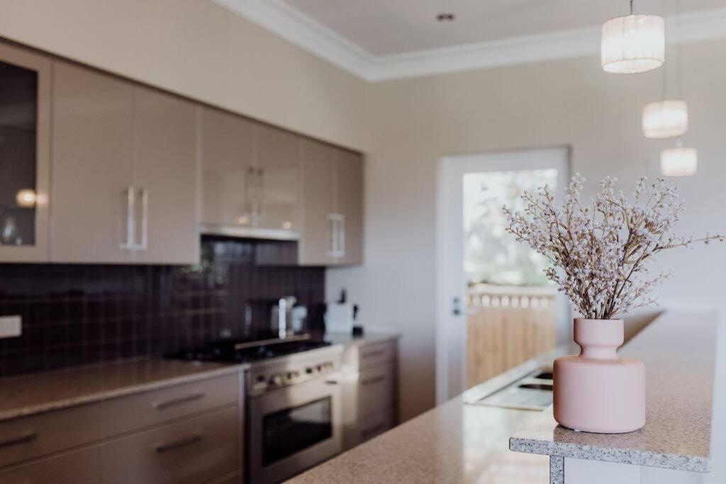 Apartment On James Бичено Экстерьер фото