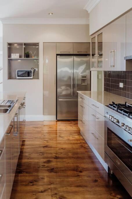 Apartment On James Бичено Экстерьер фото