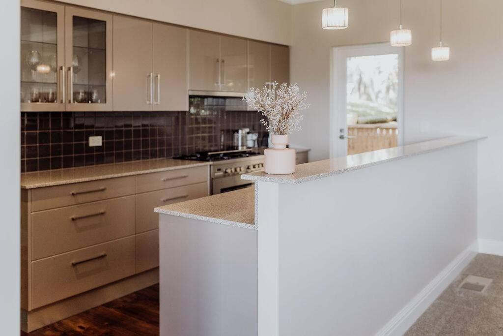 Apartment On James Бичено Экстерьер фото